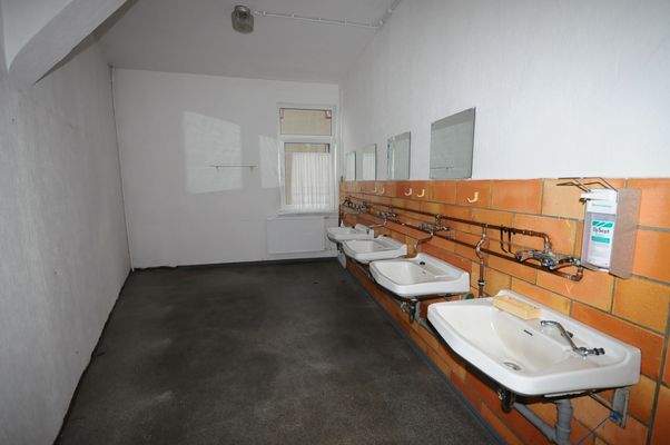 10 Umkleide Haus A.JPG