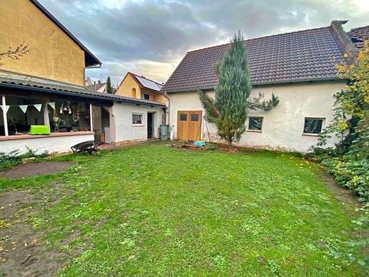 Gartenansicht mit Blick auf die Scheune