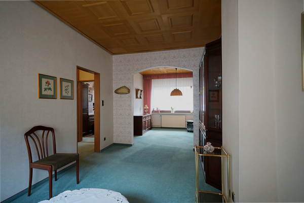 Blick vom Wohnzimmer ins Esszimmer