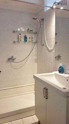 Die großzügige Dusche im Duschbad