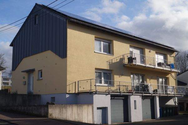 Balkone Zweifamilienhaus/ Zufahrt Garagen im Haus