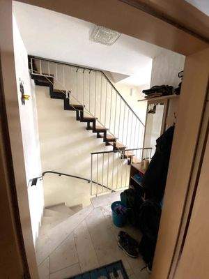 EG Wohnungstür mi Treppenhaus