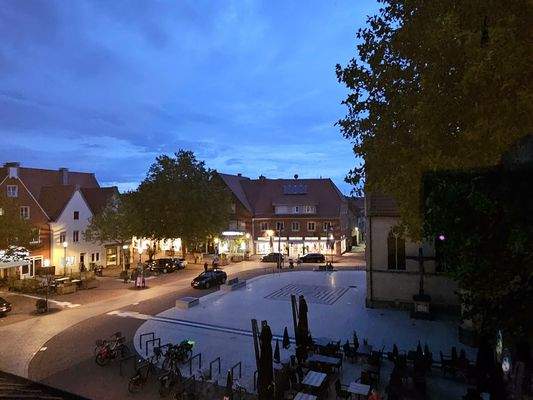 Kirchplatz am Abend