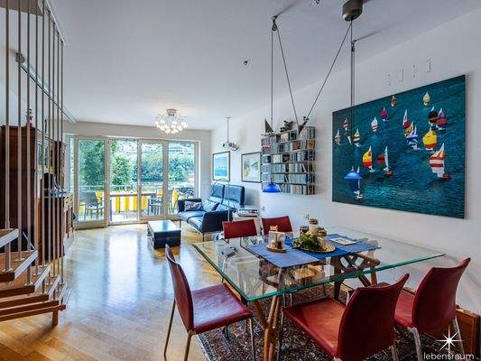 Wohnraum-Essraum mit Zugang Balkon 2.OG. Stiege Obergeschoß.