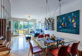 Wohnraum-Essraum mit Zugang Balkon 2.OG. Stiege Obergeschoß.