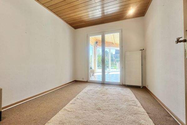 Lichtdurchflutetes Arbeitszimmer