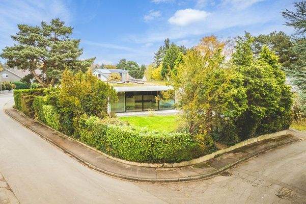 Blick auf das schöne Eckgrundstück