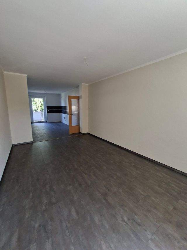 Helle 3 Raum Wohnung mit Balkon, Bad mit Dusche und Wanne ab sofort in Zwickau zu vermieten - Photo 1