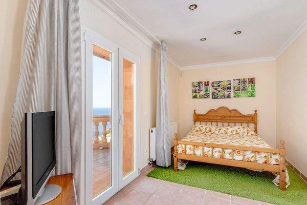 Separate Gästewohnung mit zwei Schlafzimmern, Wohnzimmer, Bad und Terrasse