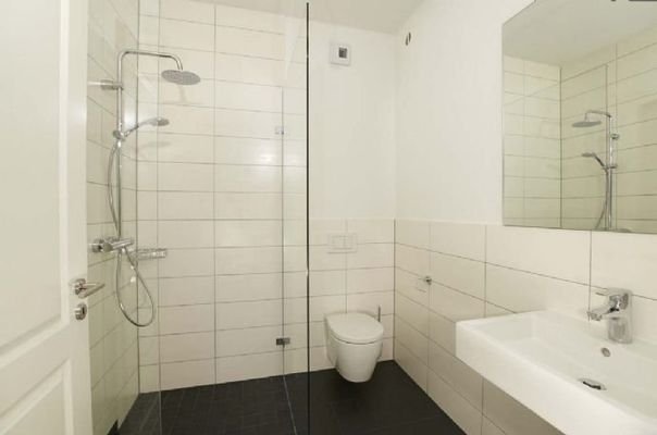 Gäste-WC mit Dusche