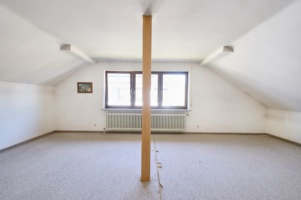 Nicht ausgebautes Zimmer DG