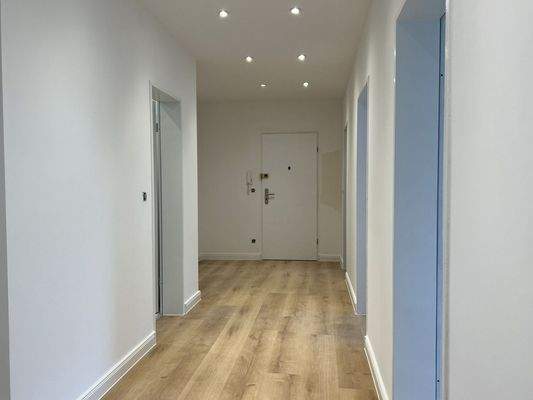 Flur mit Einbaustrahlern