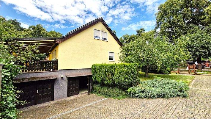 Giebel Ostseite mit Garagenzufahrt