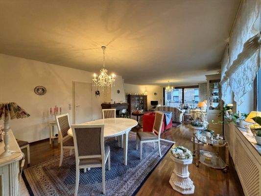 Blick vom Essbereich ins Wohnzimmer