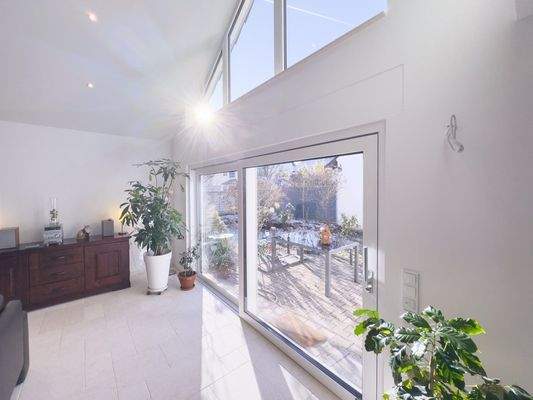 Wohnbereich mit Blick auf Terrasse | EG