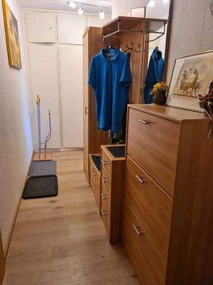 Flur mit großem Einbauschrank