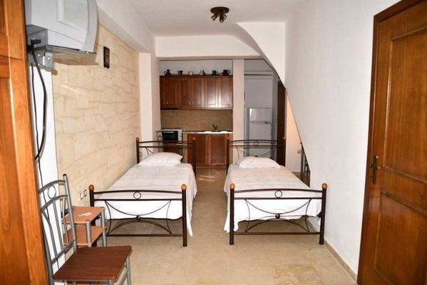 Kreta, Margarites: Renoviertes Steinhaus im Dorf zu verkaufen