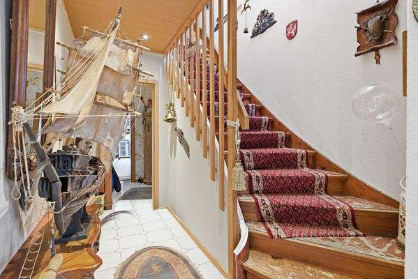 Gemeinsam genutzter Eingangsbereich mit Treppe zur oberen Wohnung