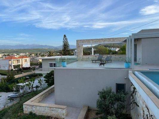 Kreta, Kolymvari: Zweistöckige Villa mit Infinity-Pool und Meerblick zu verkaufen