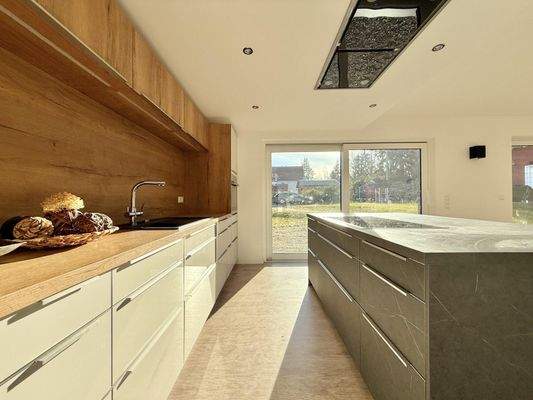 Stadtvilla: moderne Küchengestaltung