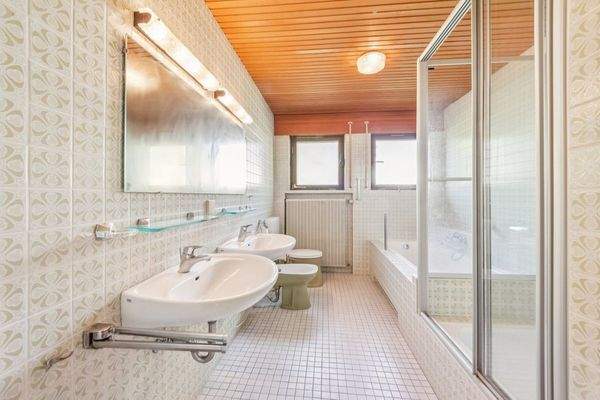 Erdgeschoss: Badezimmer