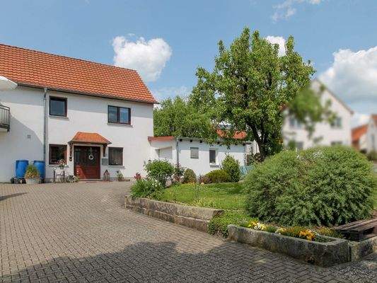 Rechte Haushälfte mit weiterer Garage