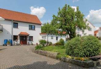 Rechte Haushälfte mit weiterer Garage