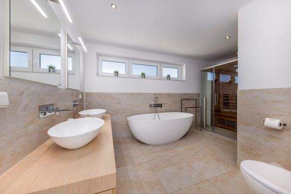 Das Masterbad mit Sauna und freistehender Badewann