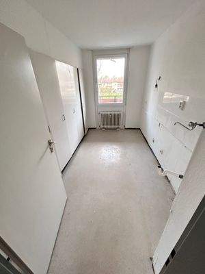 Leere Küche mit Fenster