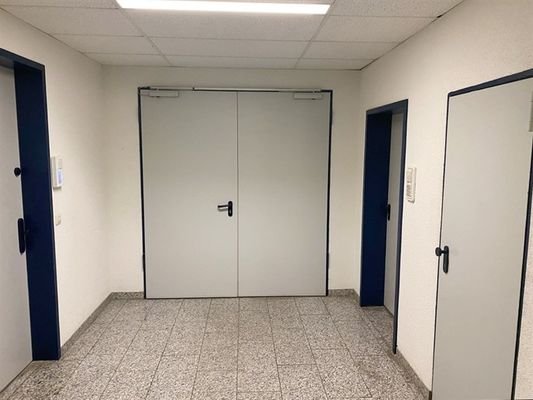 mit Doppeltüre
