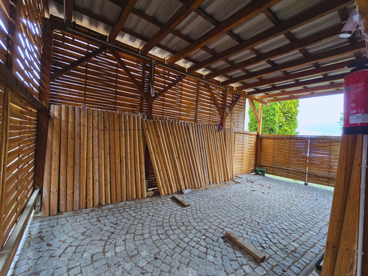 großes Carport mit gepflasterter Abstellfläche.png