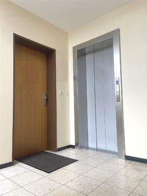 Aufzug und Eingang Büro/Praxis