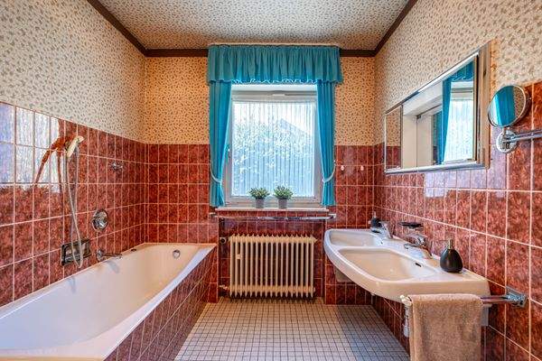 Das Bad liegt zwischen den Schlafzimmern.