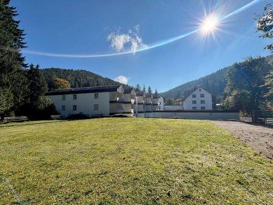 weitere Hotelansicht mit Garten