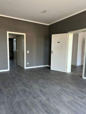 Leerer Raum mit Türen