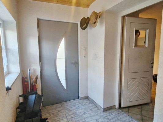 gefliester Eingangsbereich mit Garderobe