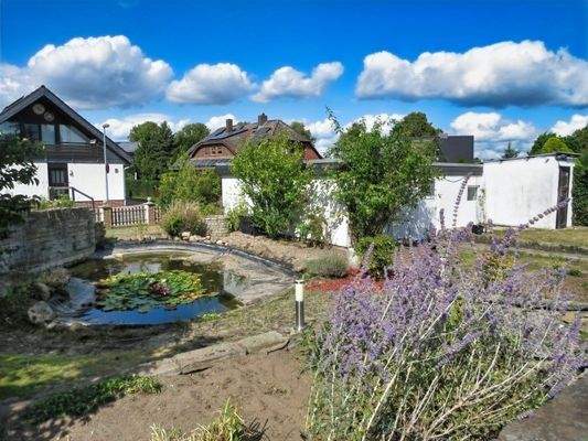 Teich mit Garage und Carport