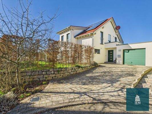 Hausansicht mit Garage