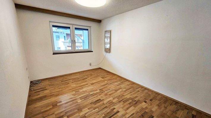 Zimmer 2 mit Schrankraumbereich, 3-Zimmer-Wohnung mit Stellplatz, Thiersee Kirchdorf