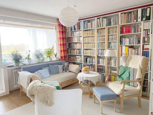 Wohnzimmer mit Balkon.jpg