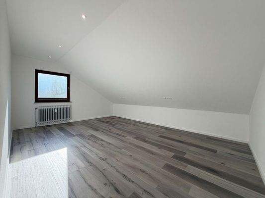 Schlafzimmer 3: Dachfenster bringt Tageslicht und schafft eine angenehme Raumatmosphäre