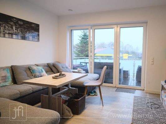 Wohnbereich mit Zugang zum Balkon