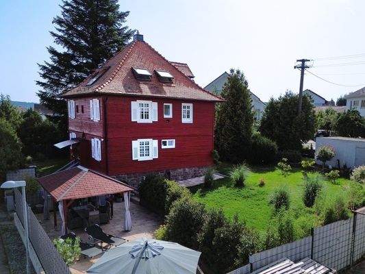 Hausansicht mit Blick auf Garten und Terrasse