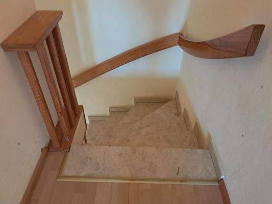Massive Treppe ins Dachgeschoss