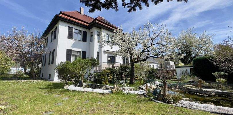 Südlicher Gartenblick mit Terrassenansicht