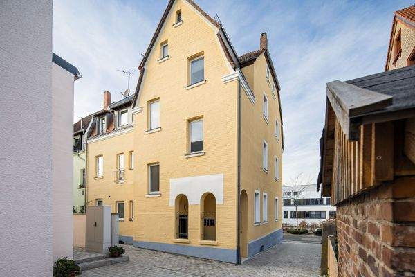 Gepflegte Gebäuderückseite mit überbautem Hauszugang