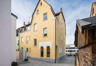 Gepflegte Gebäuderückseite mit überbautem Hauszugang