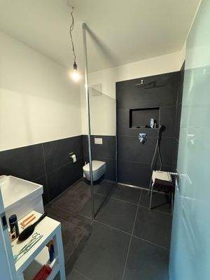 Duschbadezimmer mit bodentiefer Dusche + WC.jpeg