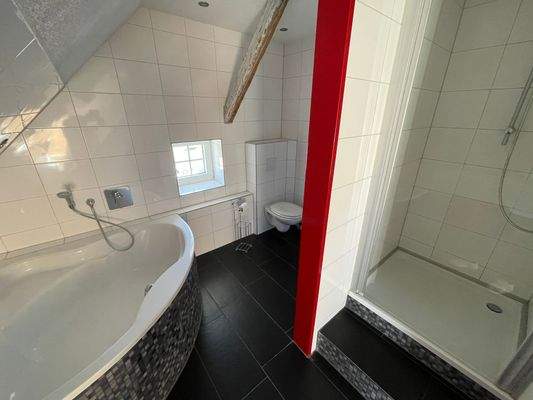 Bad mit Wanne und Dusche.JPG