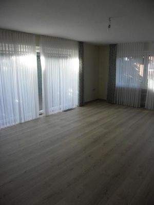 Wohnzimmer mit bodentiefen Fenstern